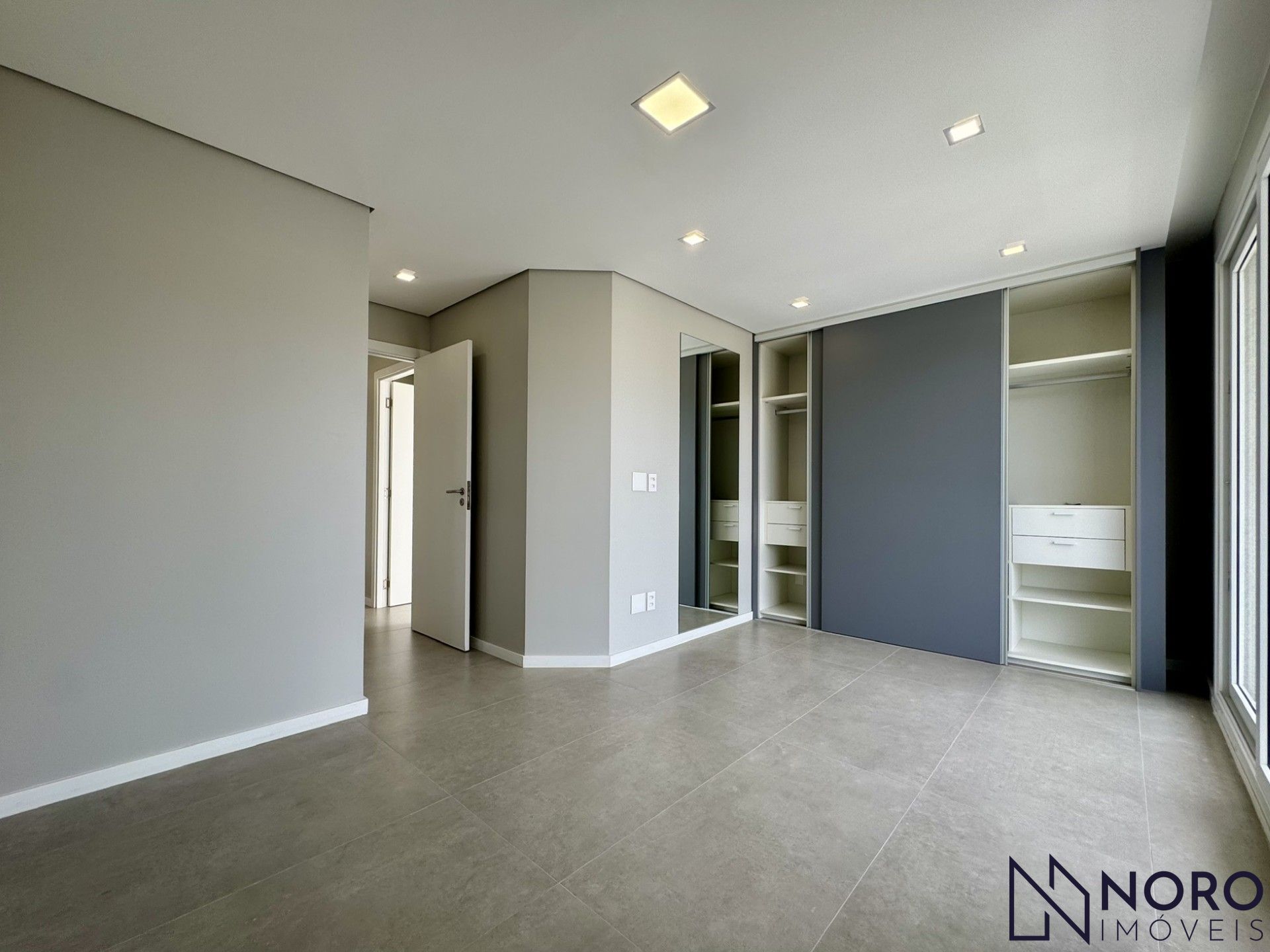Apartamento à venda / 2dormitórios/1 suíte / 2 vagas de garagem/ Bairro Mediane