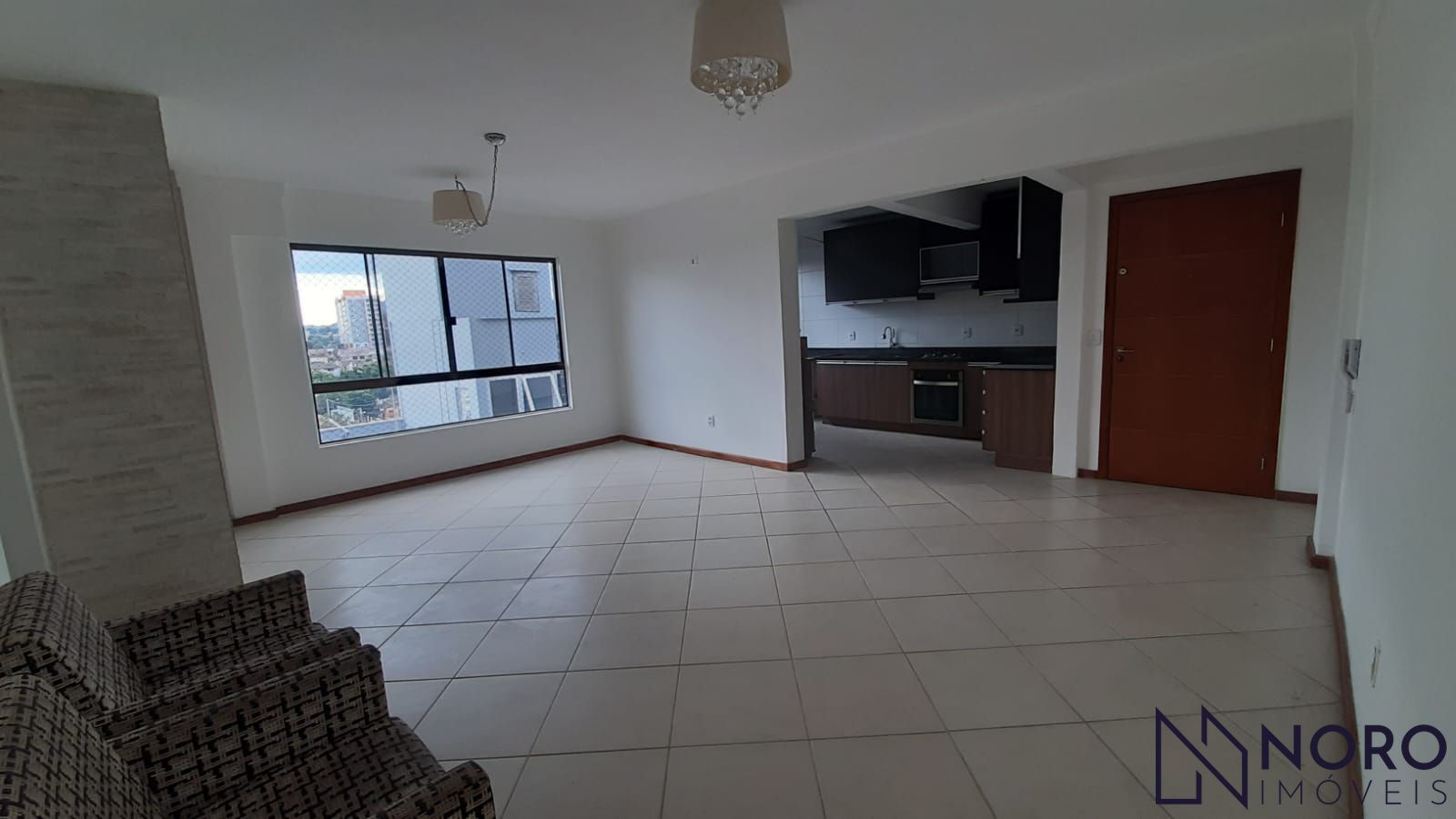 Apartamento Semi Mobiliado com 2 Dormitórios, Suíte, Churrasqueira e Garagem