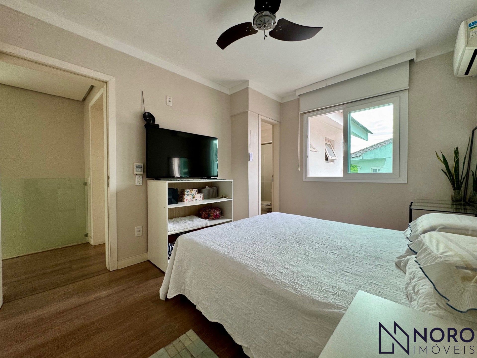 Casa de esquina no Bairro Noal com 3 suítes, 290 m² e área gourmet com piscina!