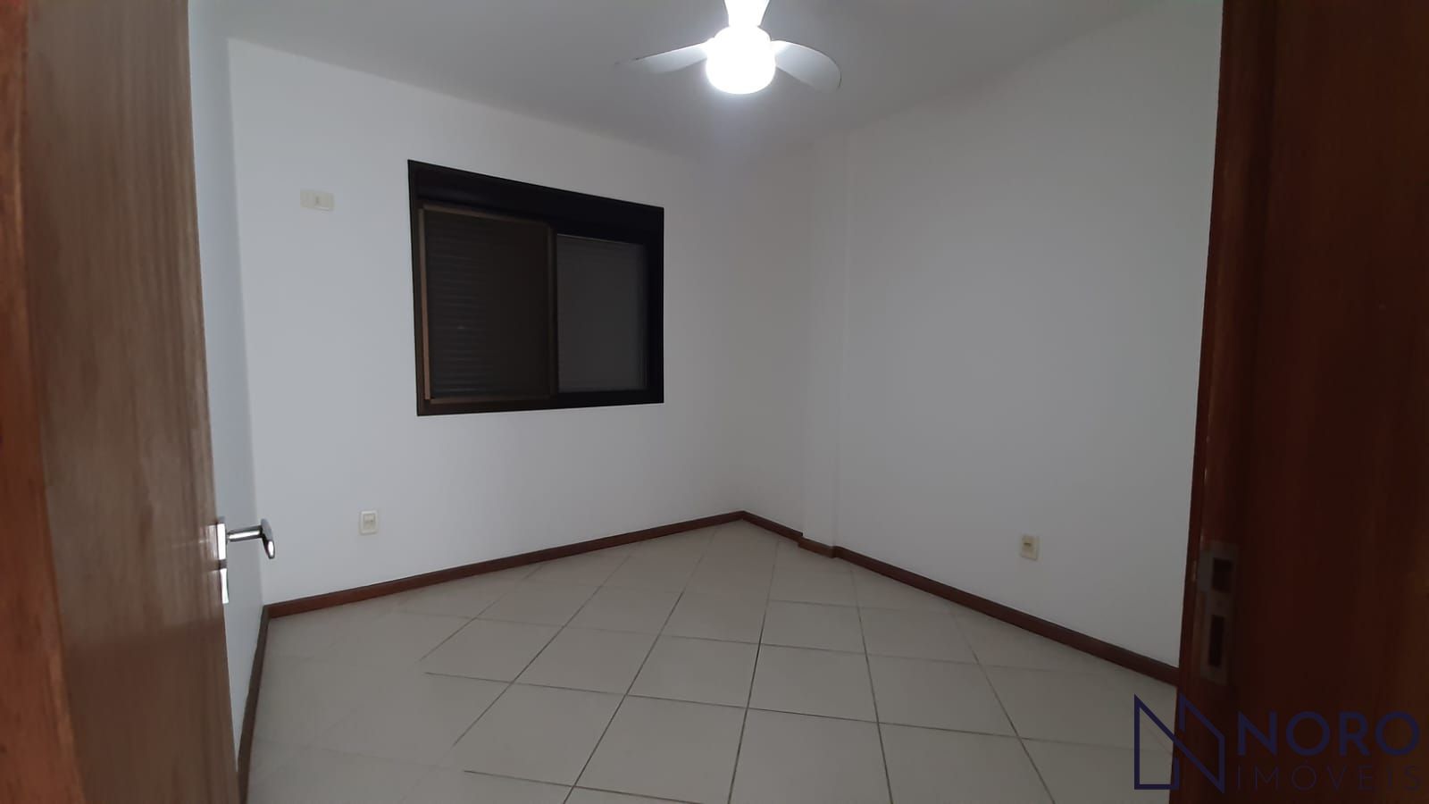 Apartamento Semi Mobiliado com 2 Dormitórios, Suíte, Churrasqueira e Garagem
