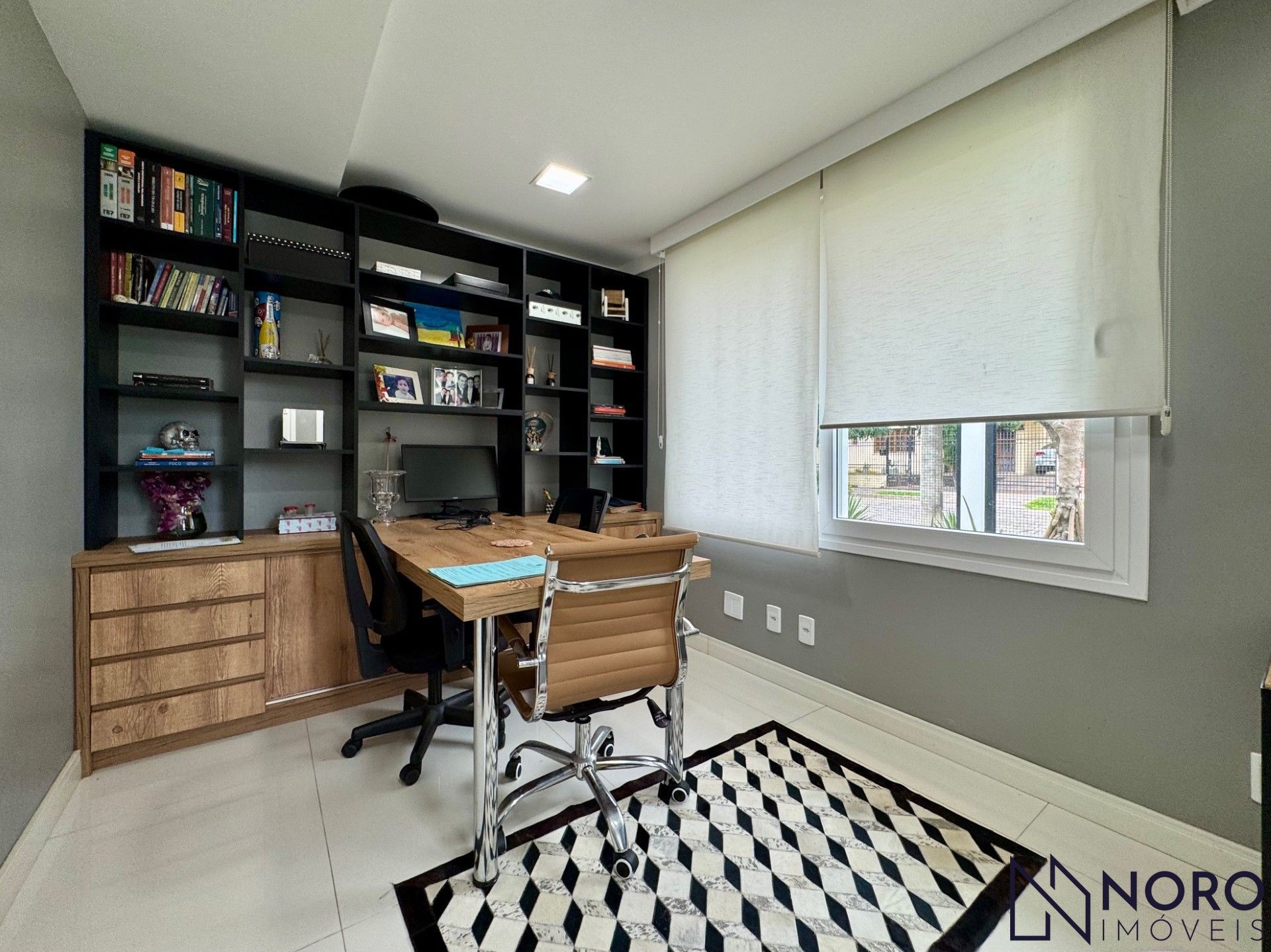 Casa de esquina no Bairro Noal com 3 suítes, 290 m² e área gourmet com piscina!