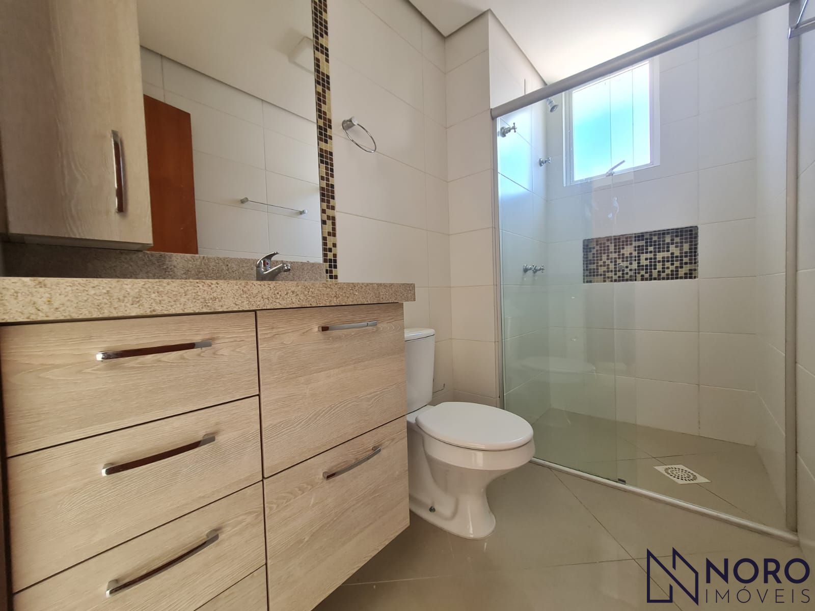 Apartamento com 2 dormitórios (1 suíte), móveis planejados, sacada com churrasqu