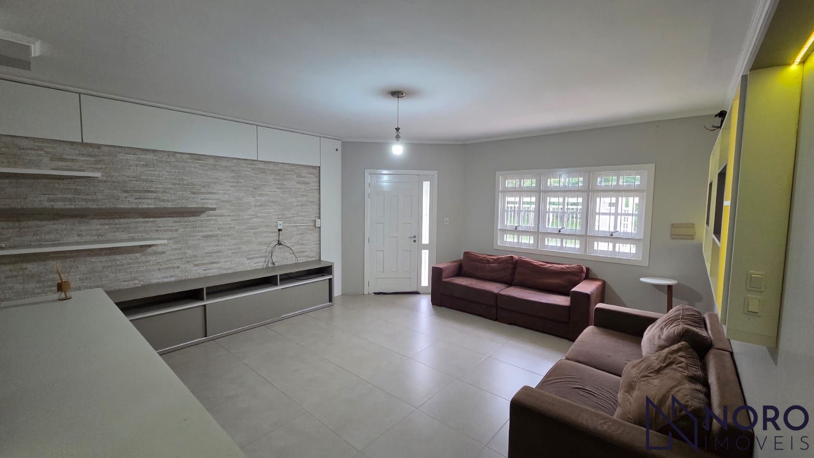 Casa com 3 dormitórios, suíte com closet e hidromassagem e 2 vagas na Madre Paul