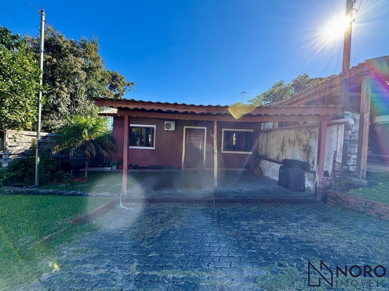 Casa 4 dormitórios com pátio amplo em condomínio na serra de