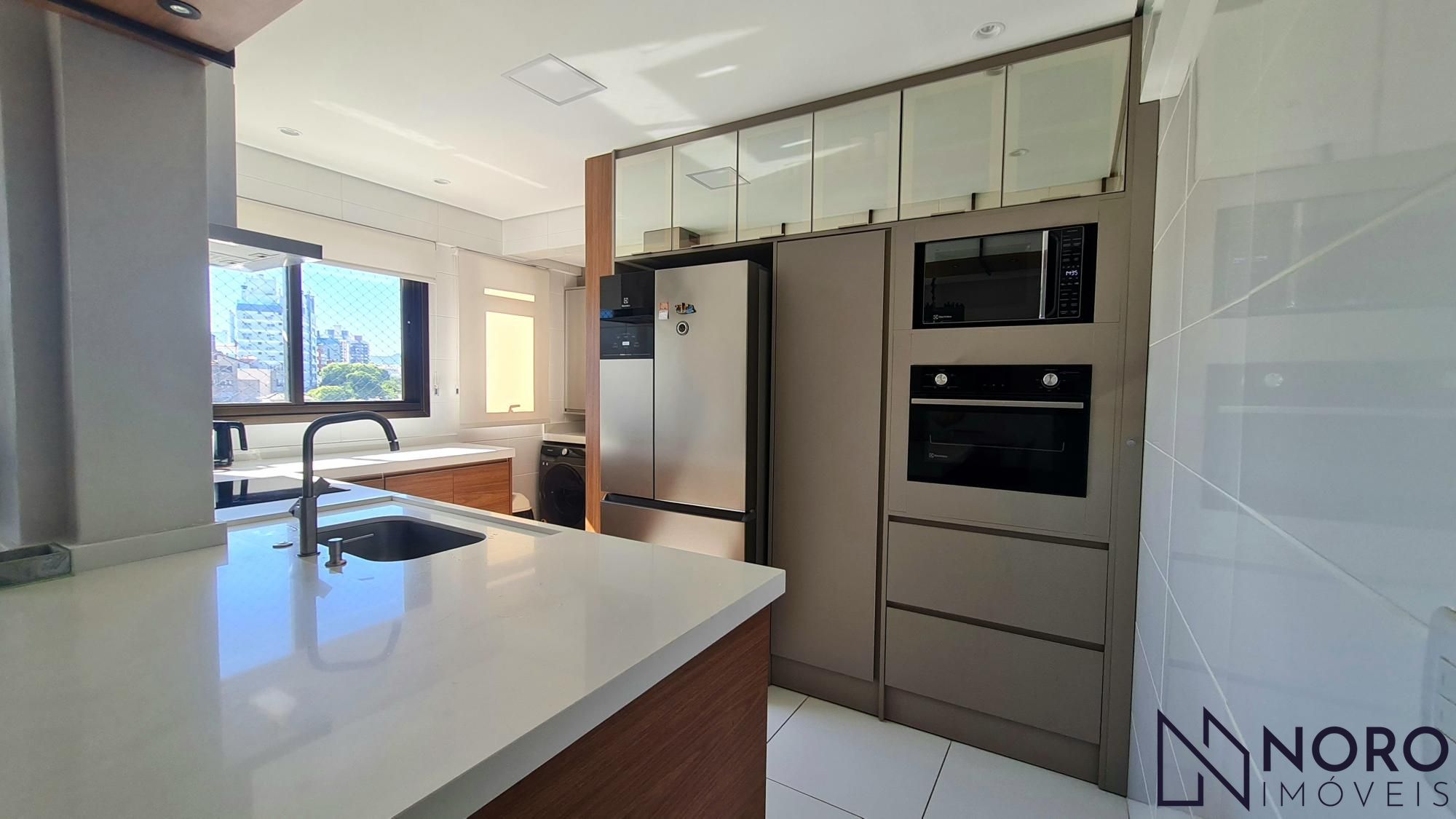 Apartamento Mobiliado com 3 Dormitórios, Suíte e 2 Garagens – Amplo, Moderno e c