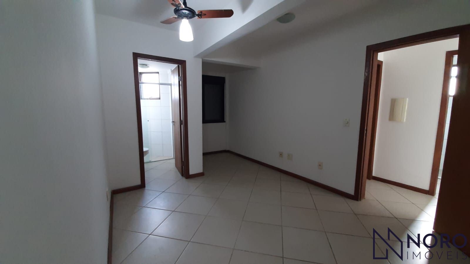 Apartamento Semi Mobiliado com 2 Dormitórios, Suíte, Churrasqueira e Garagem