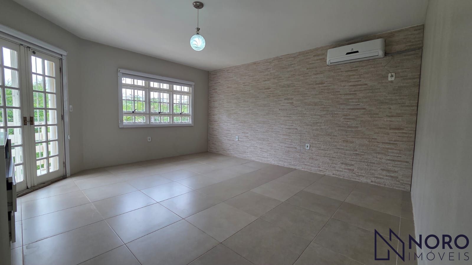 Casa com 3 dormitórios, suíte com closet e hidromassagem e 2 vagas na Madre Paul