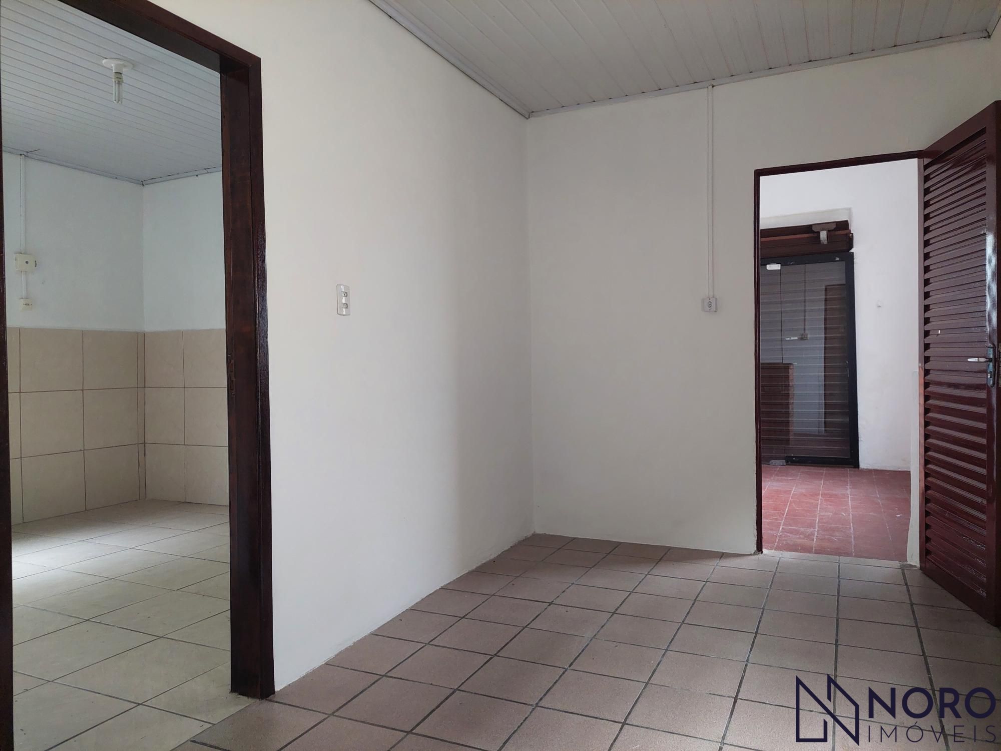 Casa na Silva Jardim imediações da Borges de Medeiros com 2 dormitórios 2 vagas