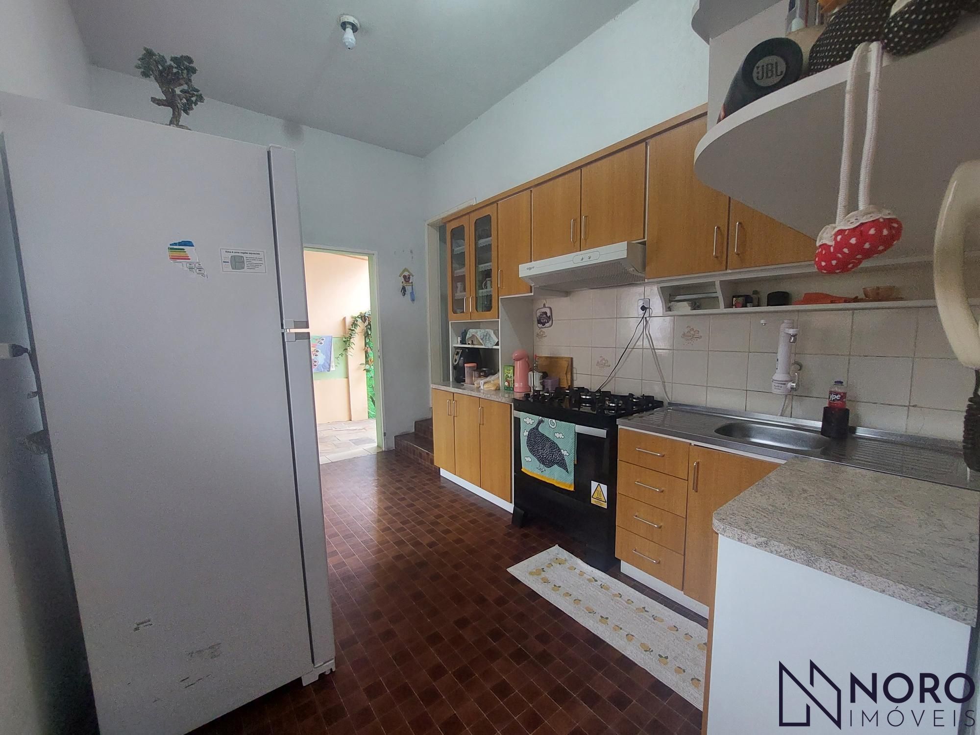 Casa mista com 3 dormitórios e 3 vagas de garagem na manoel ribas