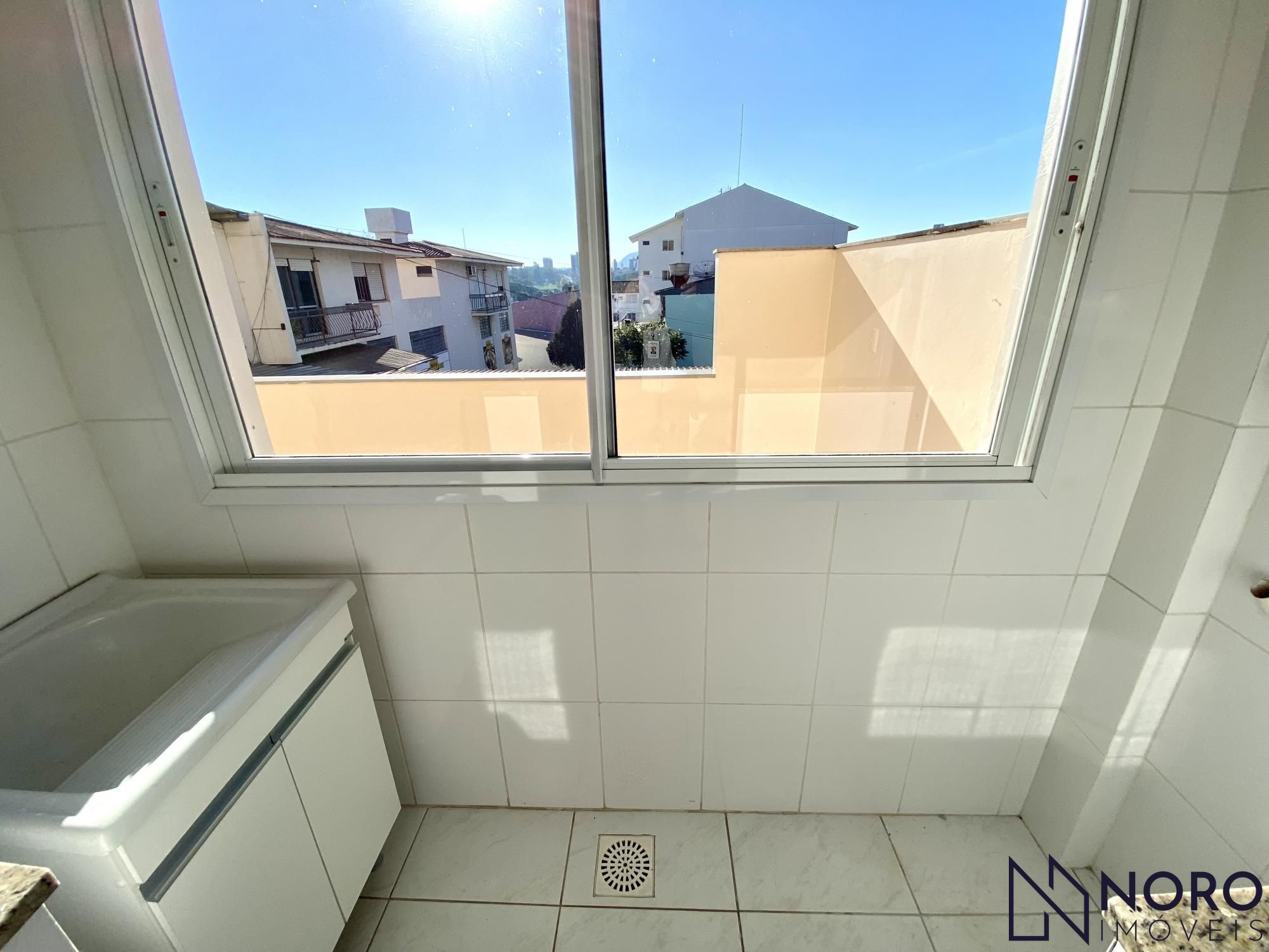 Apartamento 02 dormitórios, com garagem e um amplo terraço.