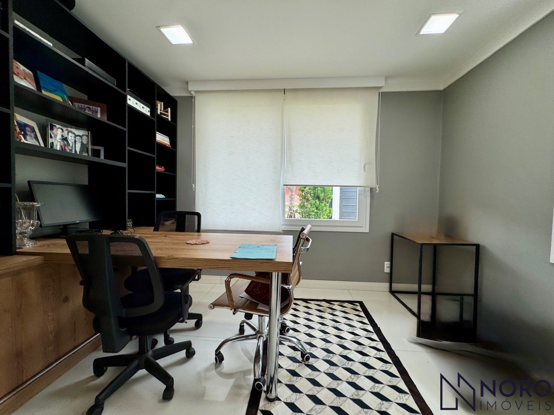 Casa de esquina no Bairro Noal com 3 suítes, 290 m² e área gourmet com piscina!