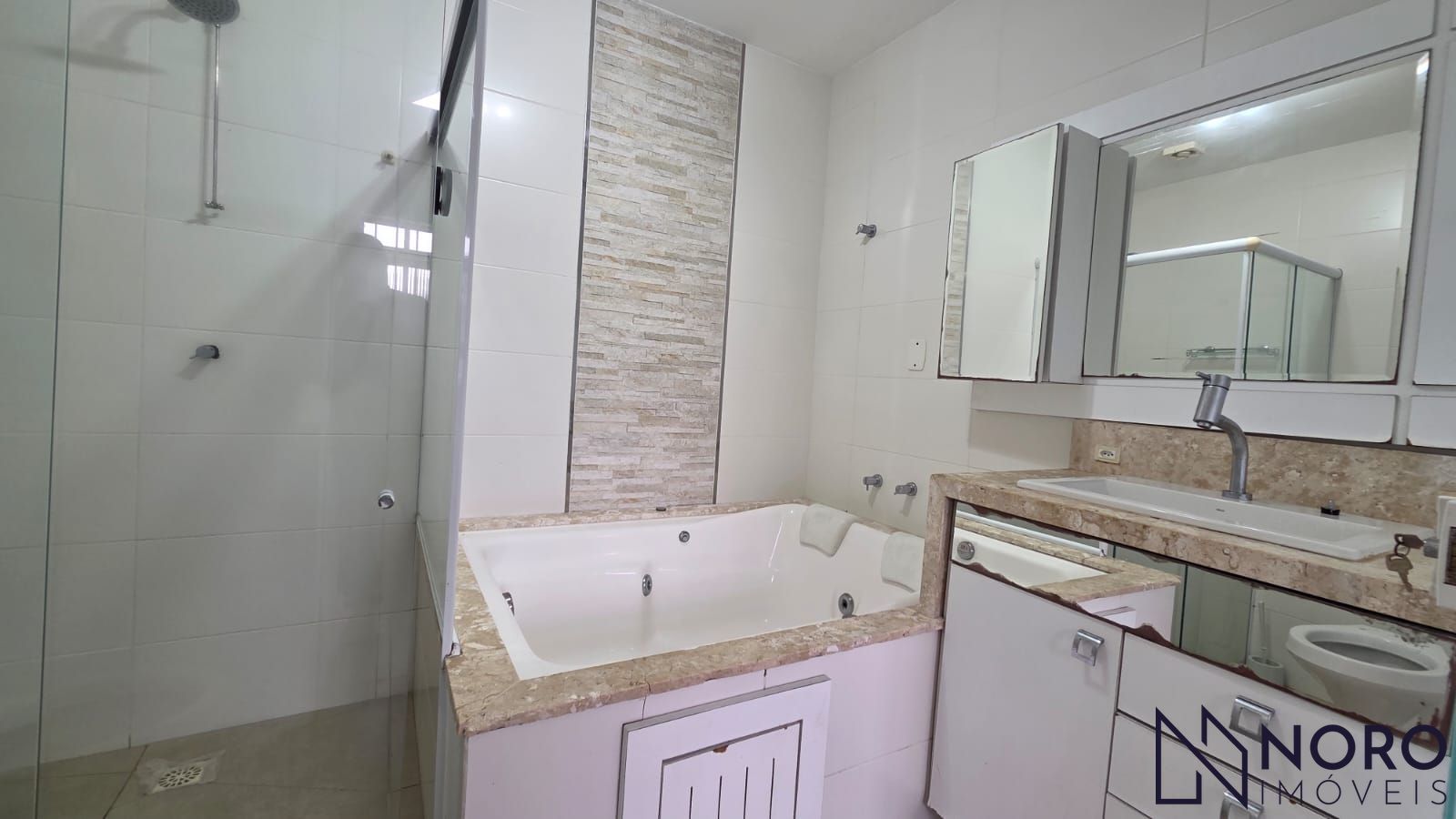 Casa com 3 dormitórios, suíte com closet e hidromassagem e 2 vagas na Madre Paul