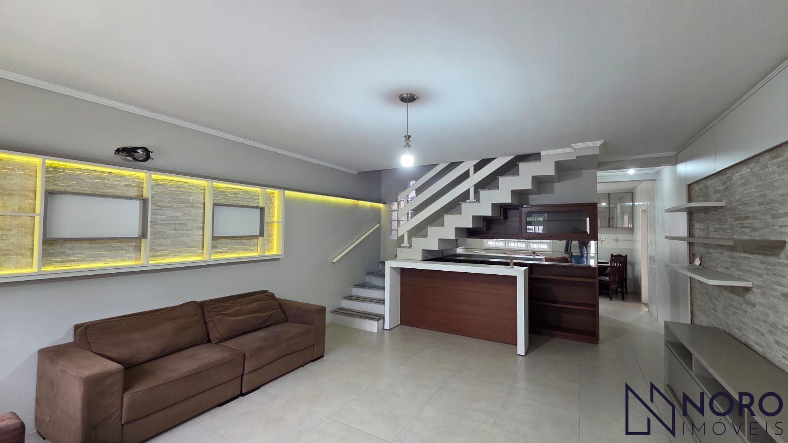 Casa com 3 dormitórios, suíte com closet e hidromassagem e 2 vagas na Madre Paul