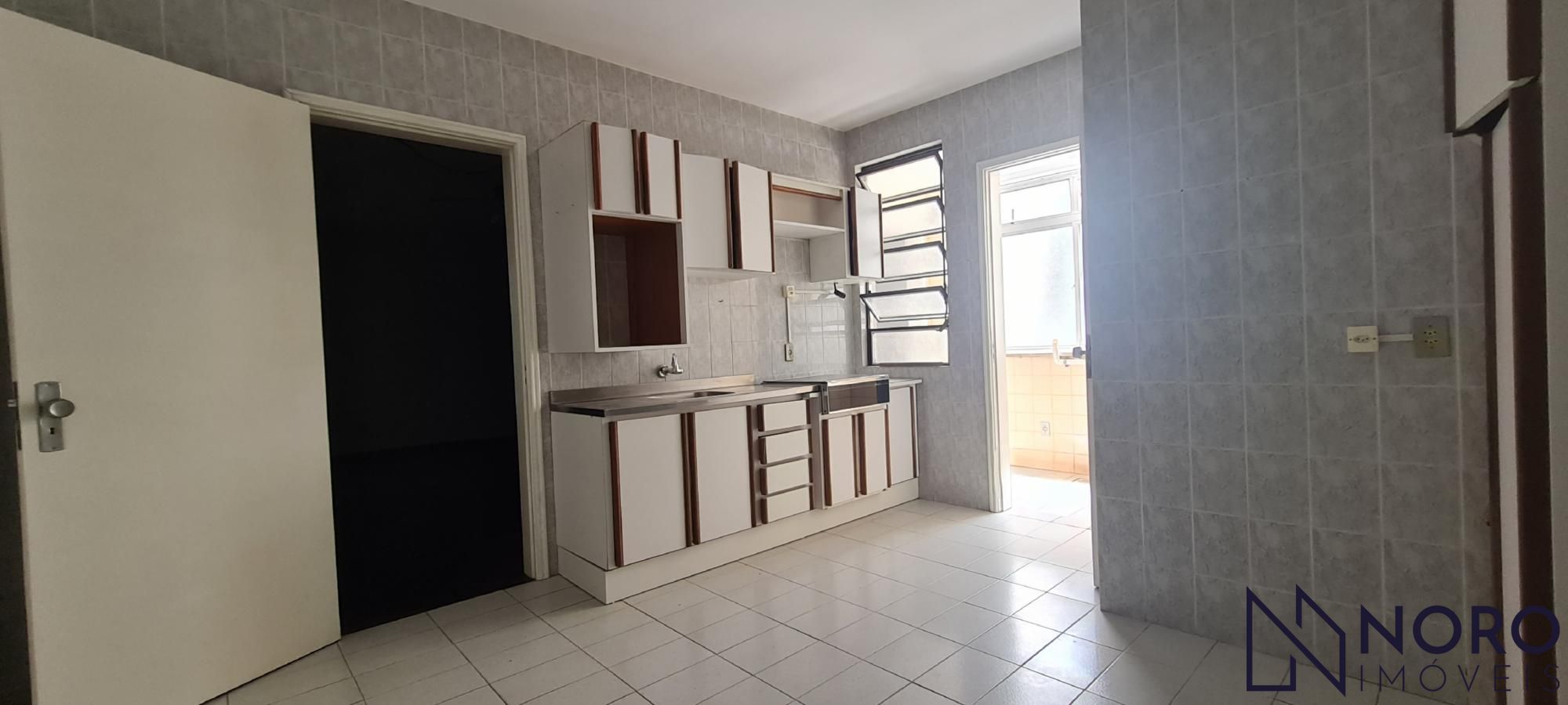 Apartamento Espaçoso de 3 Dormitórios e sacada com Box de Garagem
