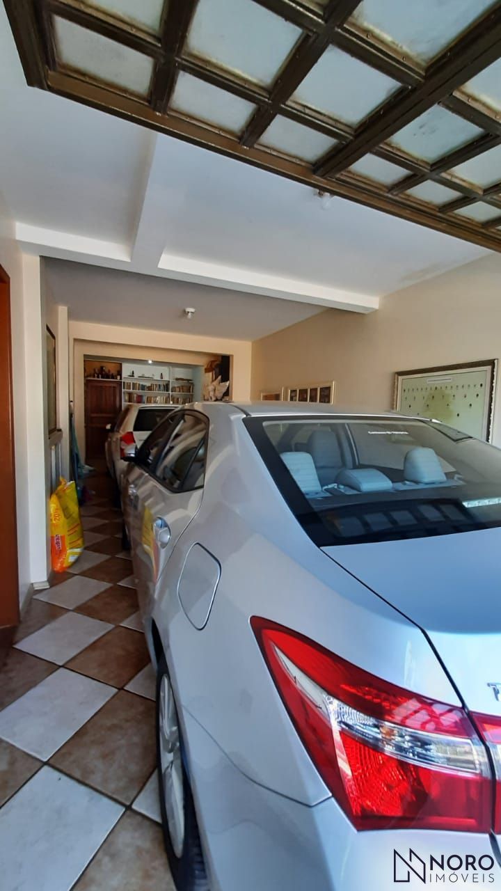 Casa estilo sobrado com 3 dormitórios ( 1 suite master), lavabo, banheiro socia