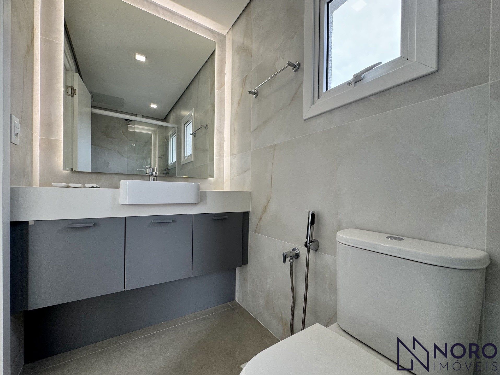 Apartamento à venda / 2dormitórios/1 suíte / 2 vagas de garagem/ Bairro Mediane