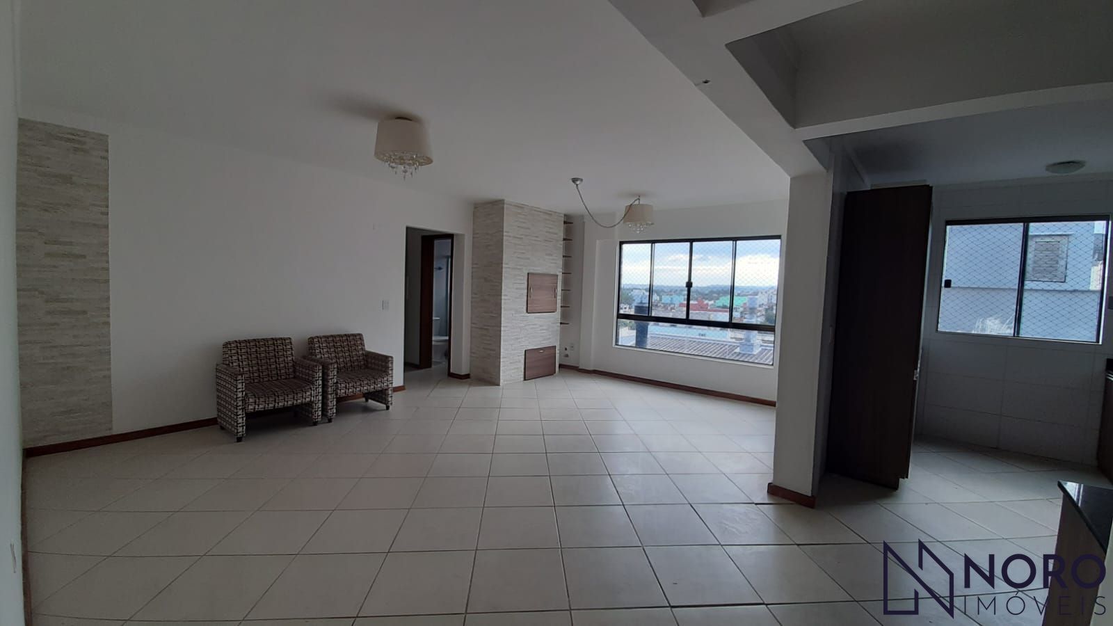 Apartamento Semi Mobiliado com 2 Dormitórios, Suíte, Churrasqueira e Garagem