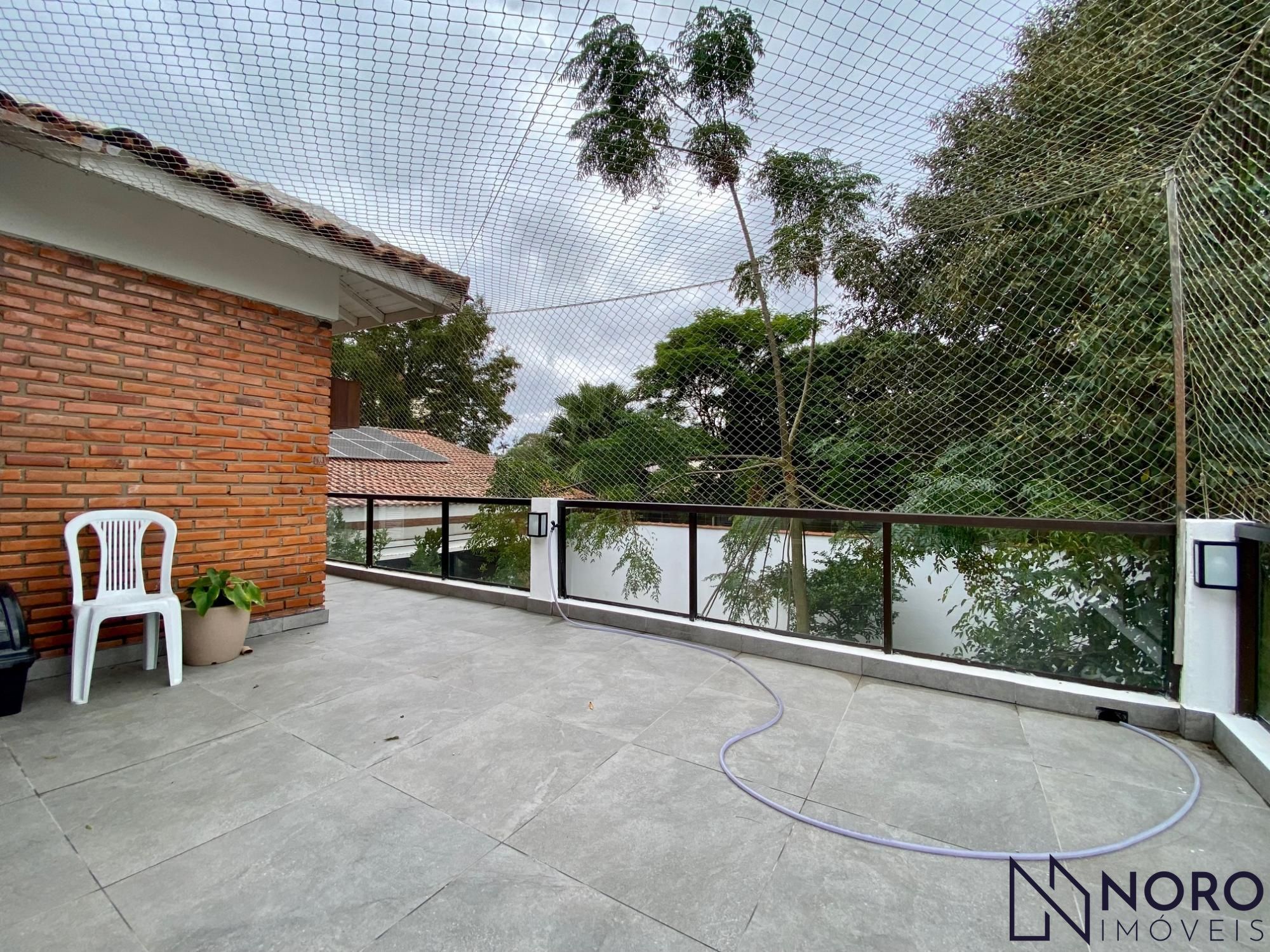 Casa de campo em área urbana com terreno de 1.160m² e 800m² de área construida