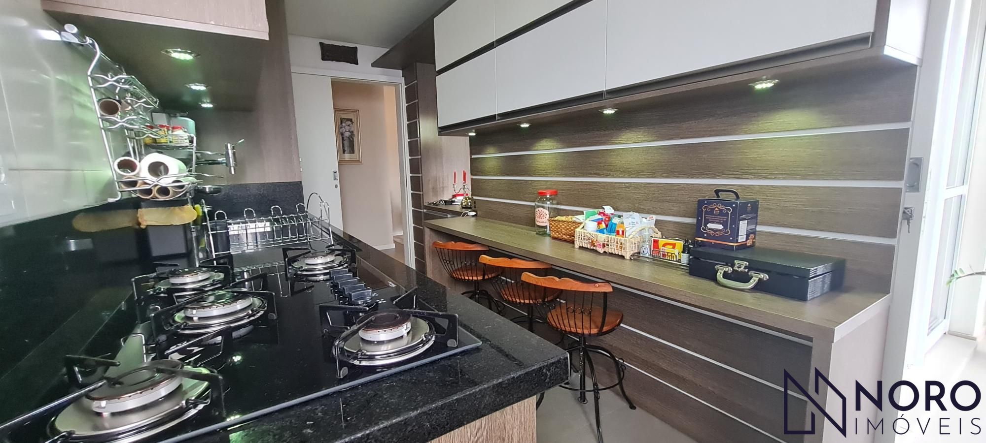 Apartamento Semi Mobiliado de 3 Dormitórios com Suíte e 2 Garagens no Bairro Men