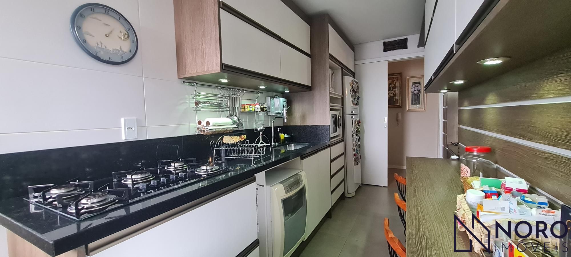 Apartamento Semi Mobiliado de 3 Dormitórios com Suíte e 2 Garagens no Bairro Men