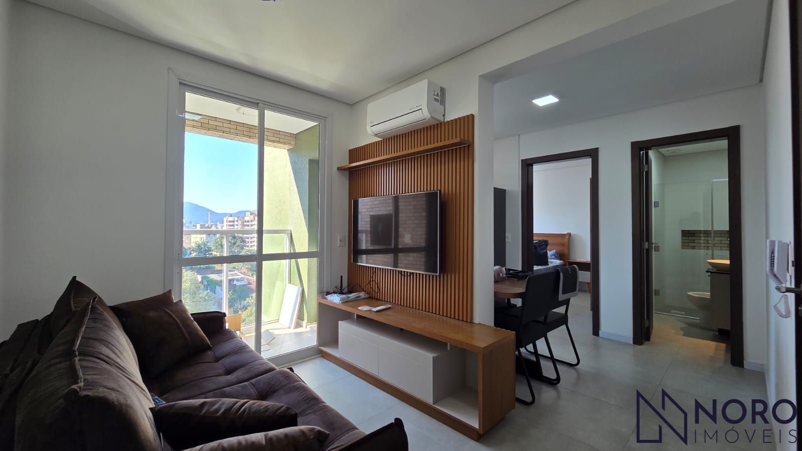 Apartamento 1 Dormitório, sacada com churrasqueira e garagem coberta.