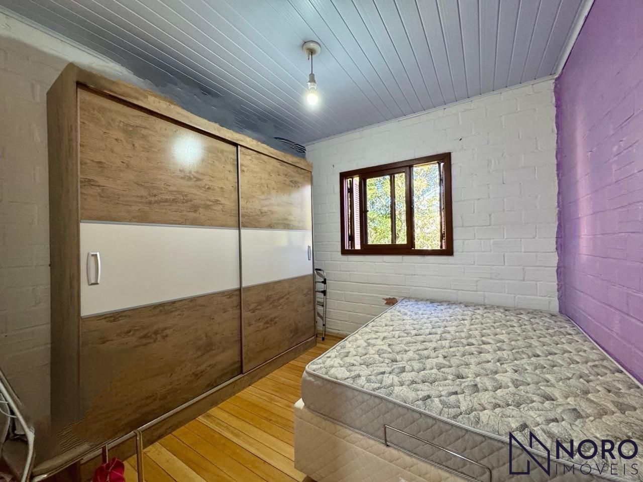 Casa 4 dormitórios com pátio amplo em condomínio na serra de