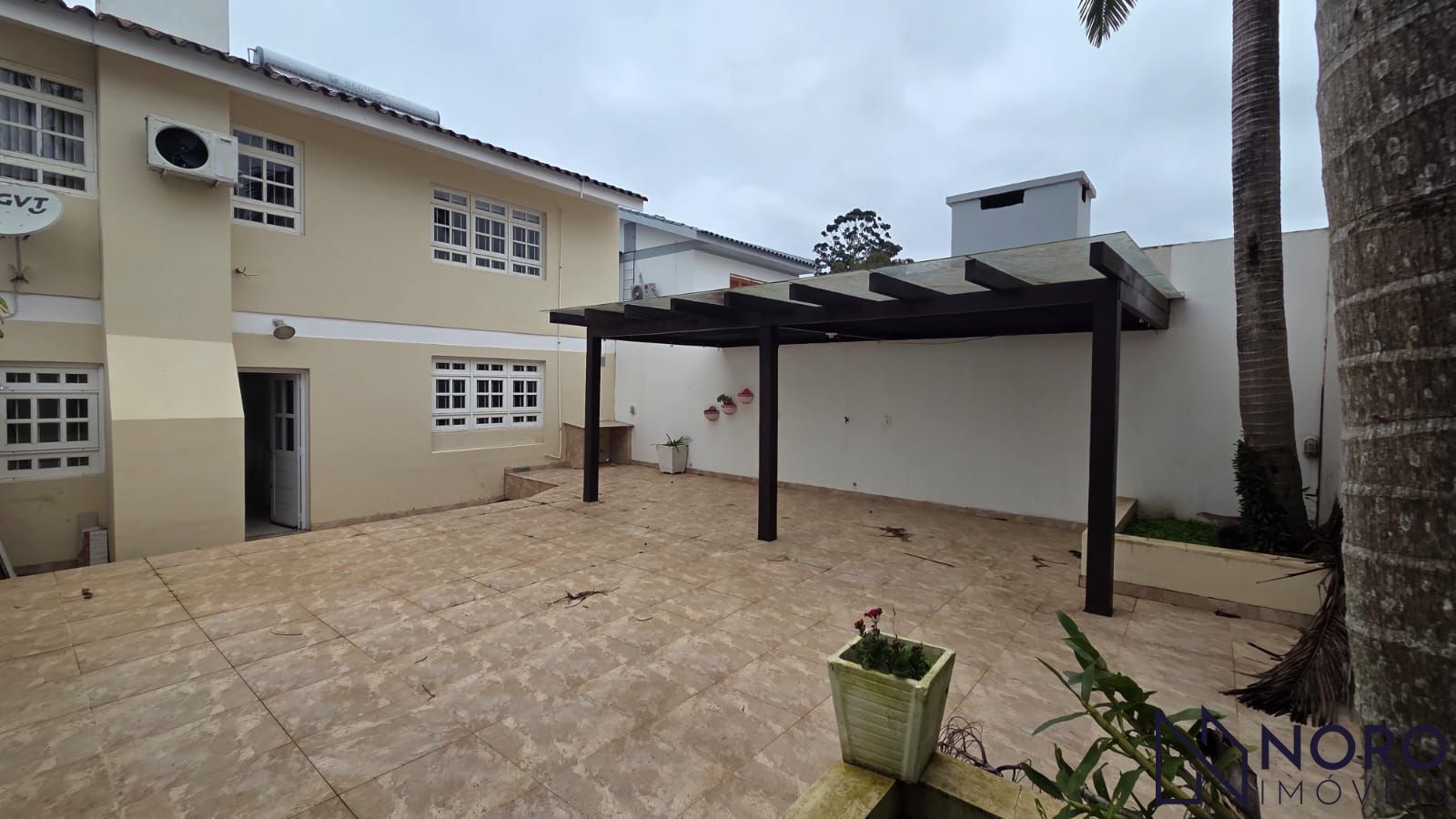 Casa com 3 dormitórios, suíte com closet e hidromassagem e 2 vagas na Madre Paul