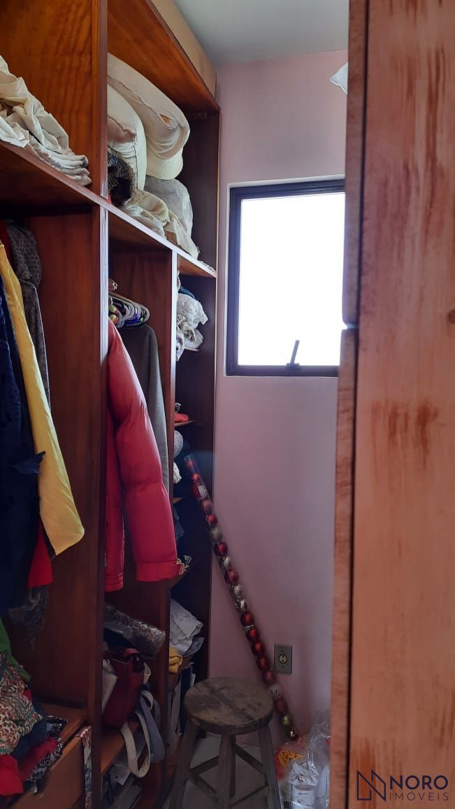 Casa estilo sobrado com 3 dormitórios ( 1 suite master), lavabo, banheiro socia