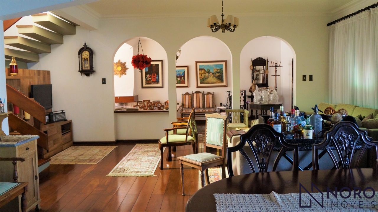 Casa ampla à venda no Bairro Nossa Senhora de Lourdes