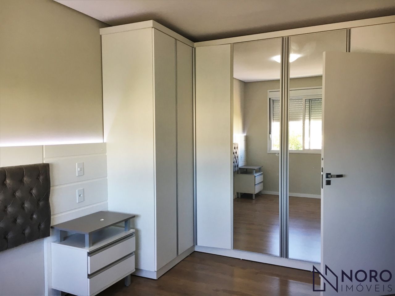 Apartamento Semimobiliado de 2 Dormitórios com Suíte no Edifício Vivaz