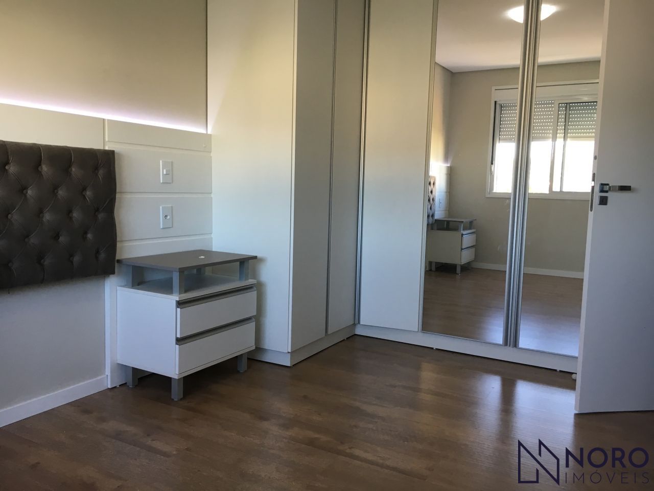 Apartamento Semimobiliado de 2 Dormitórios com Suíte no Edifício Vivaz