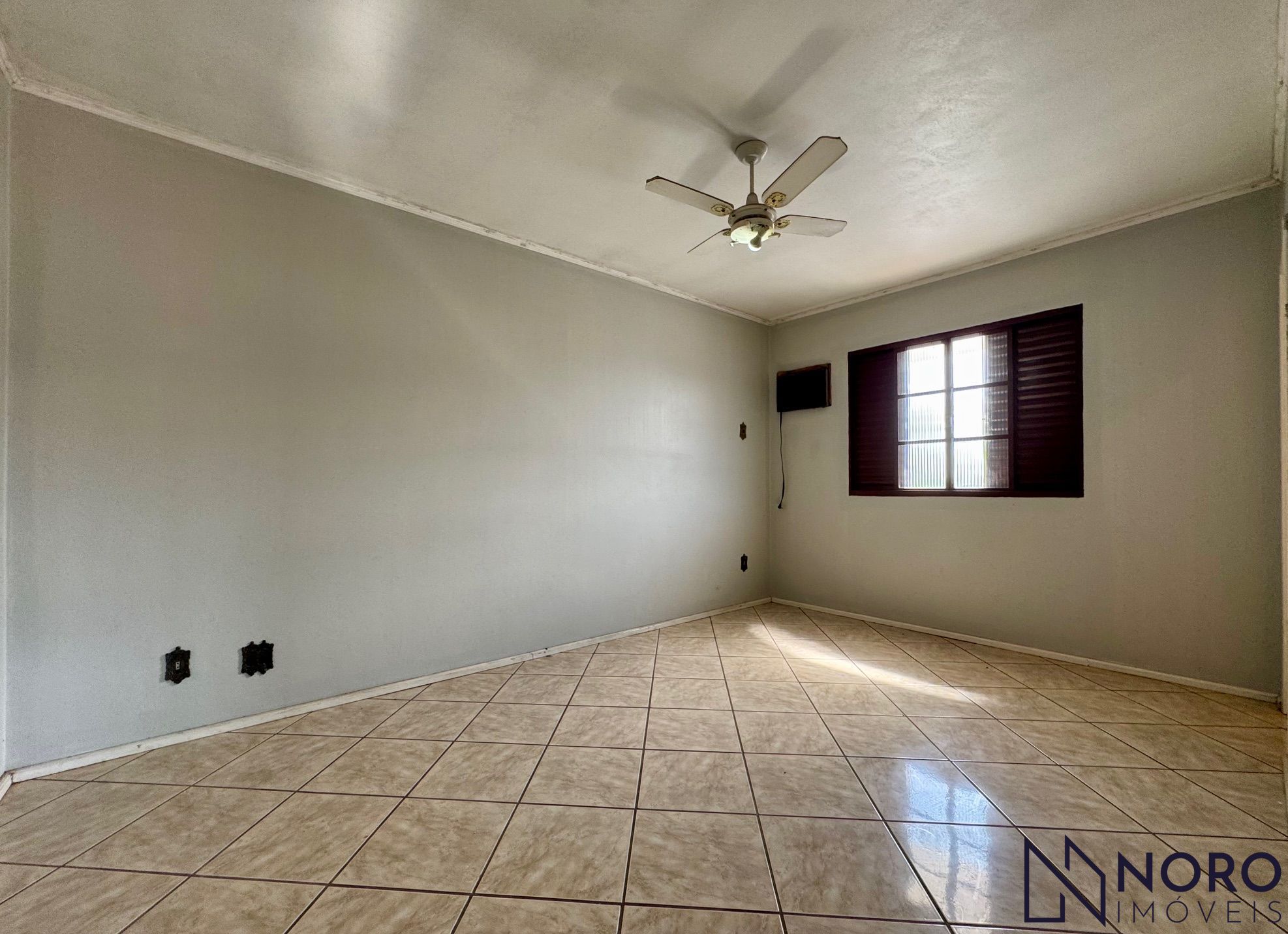 Casa alvenaria com aproximadamente 250 m² 4 dormitórios 2 su