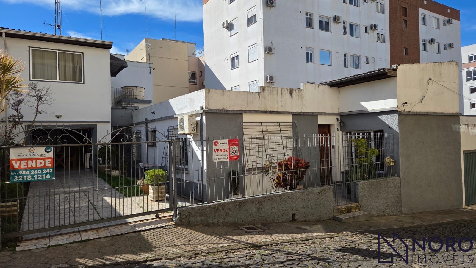 Casa com 3 Dormitórios, Espaço Independente e Garagem à Venda em Região Central