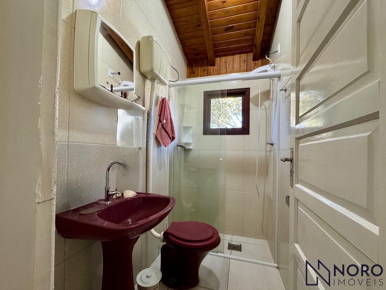 Casa 4 dormitórios com pátio amplo em condomínio na serra de