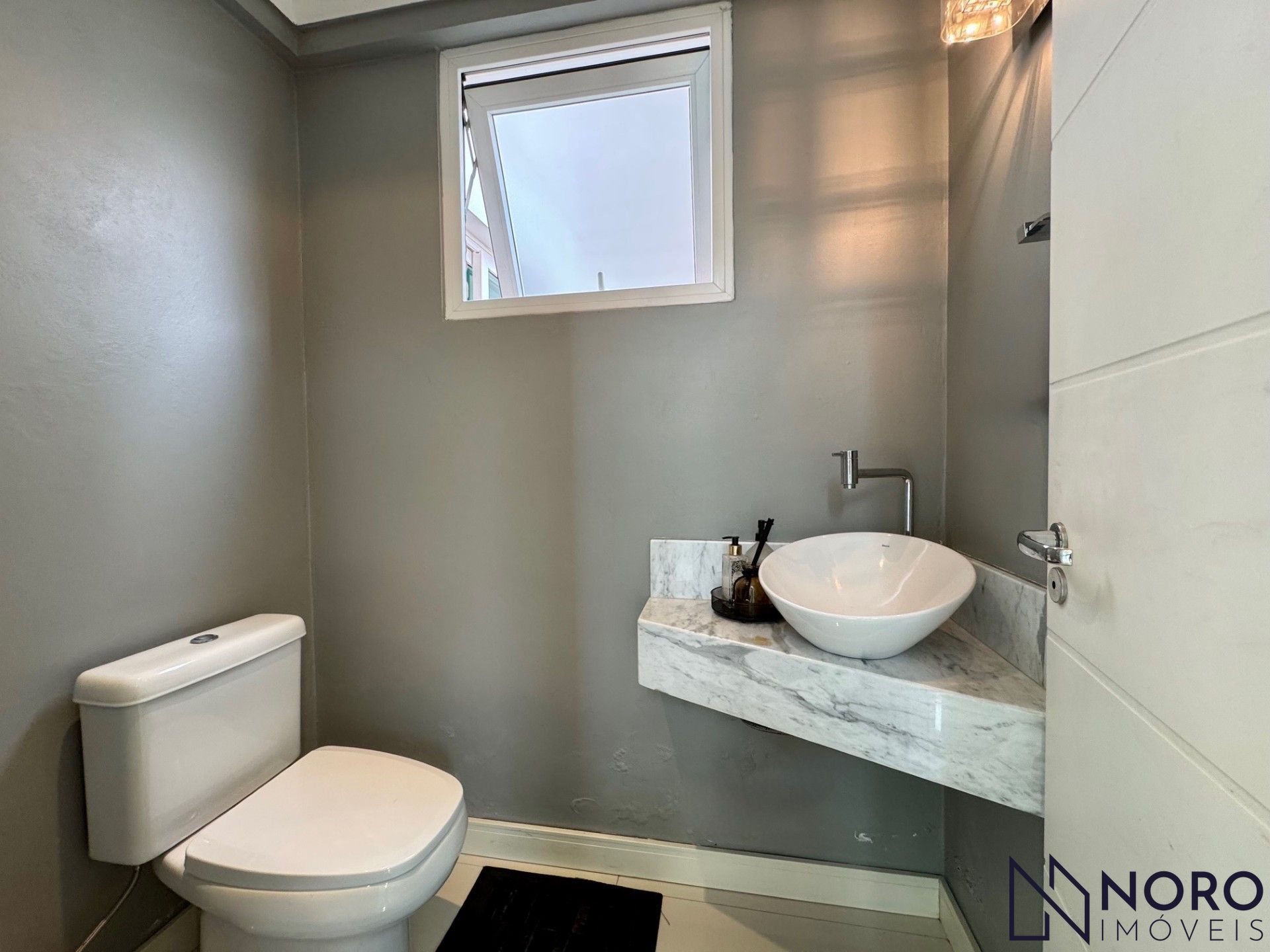 Casa de esquina no Bairro Noal com 3 suítes, 290 m² e área gourmet com piscina!