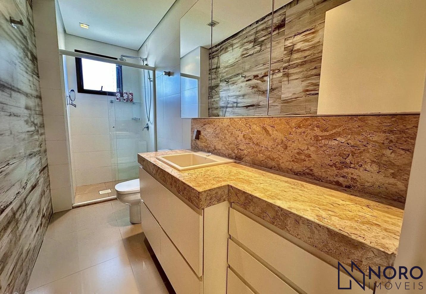 Apartamento de 2 dormitórios com suíte e 2 vagas no Bairro Lourdes