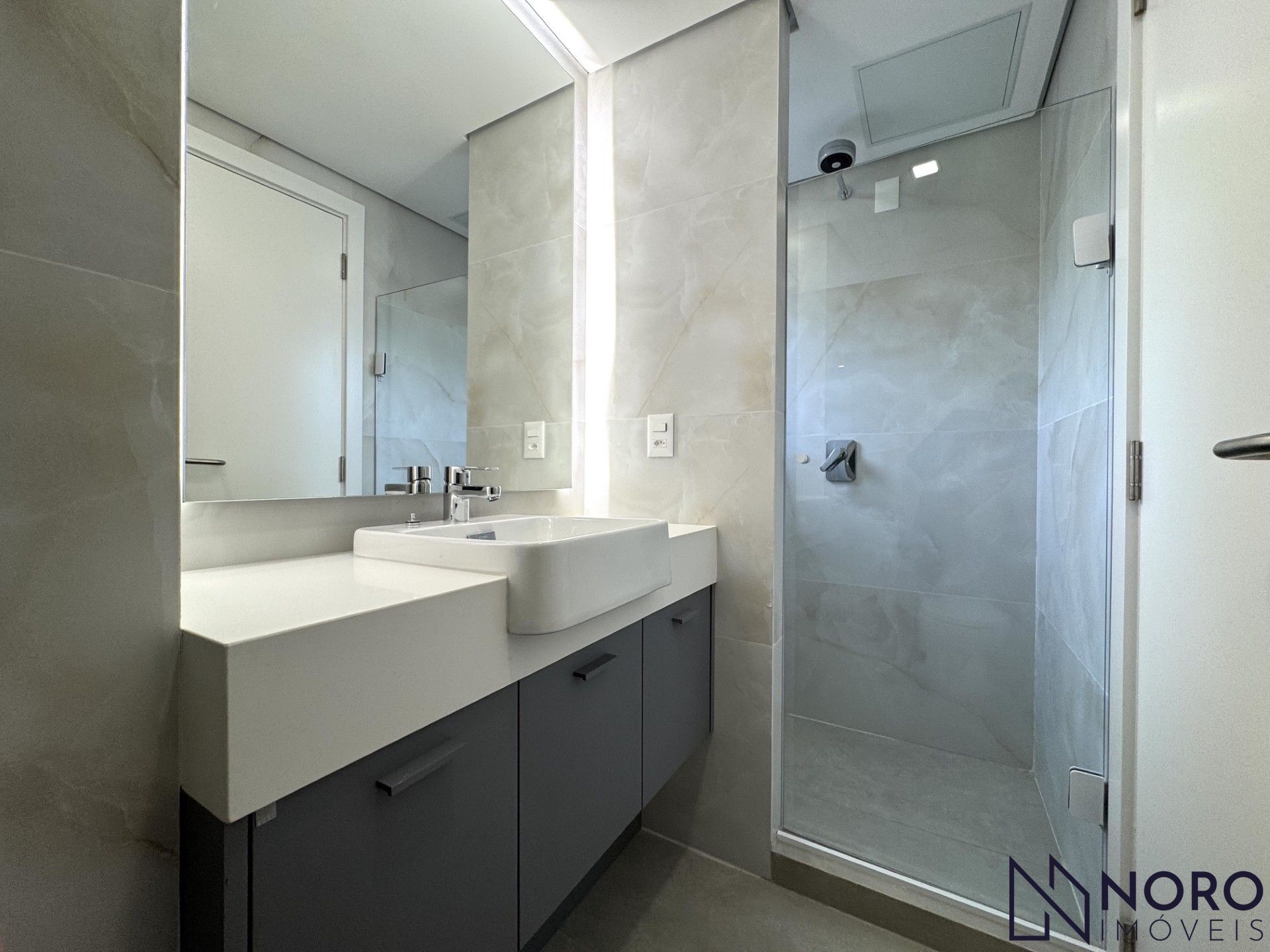 Apartamento à venda / 3dormitórios/ suíte / 2 vagas de garagem/ Bairro Medianei