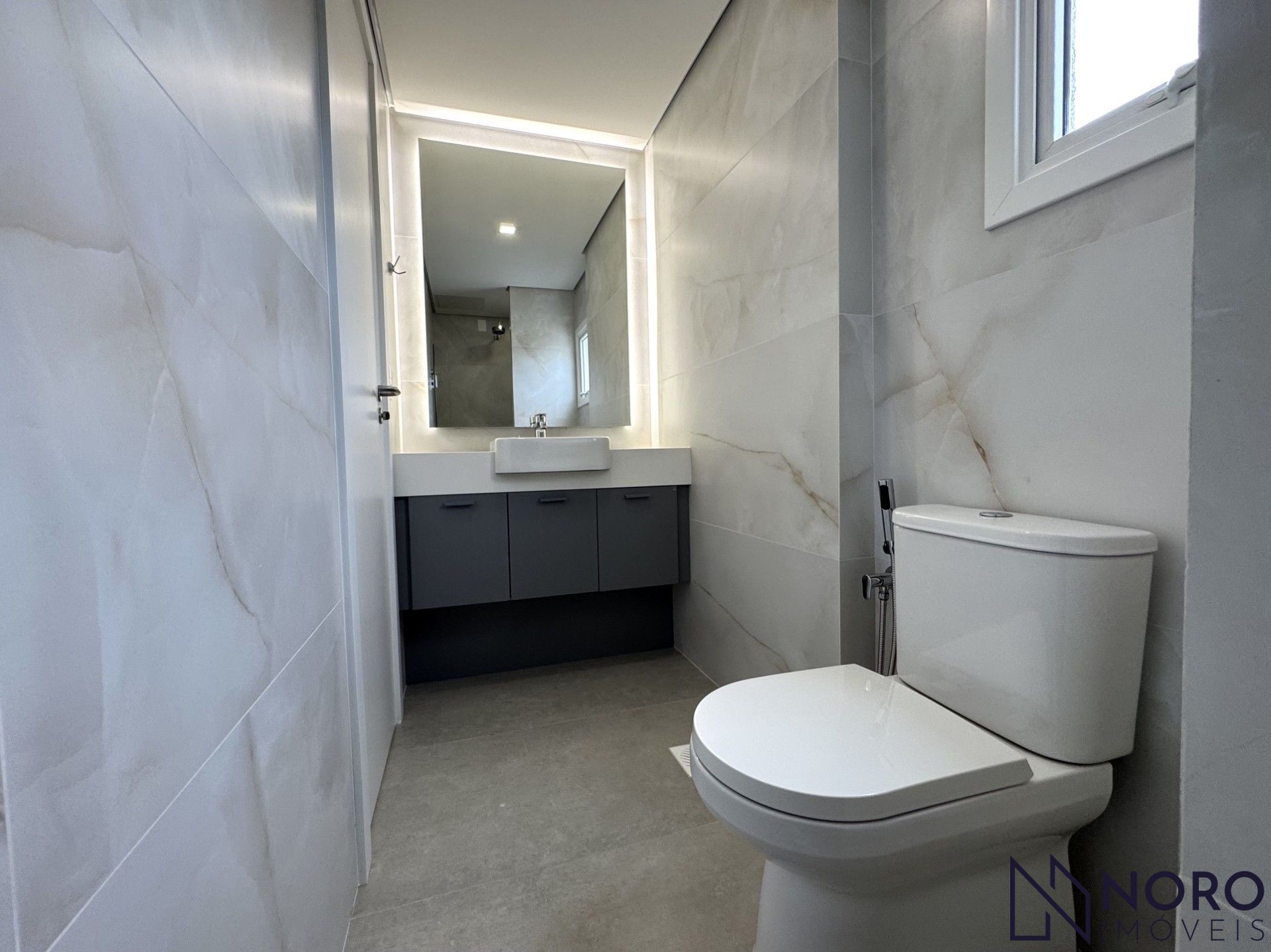 Apartamento à venda / 2dormitórios/1 suíte / 2 vagas de garagem/ Bairro Mediane
