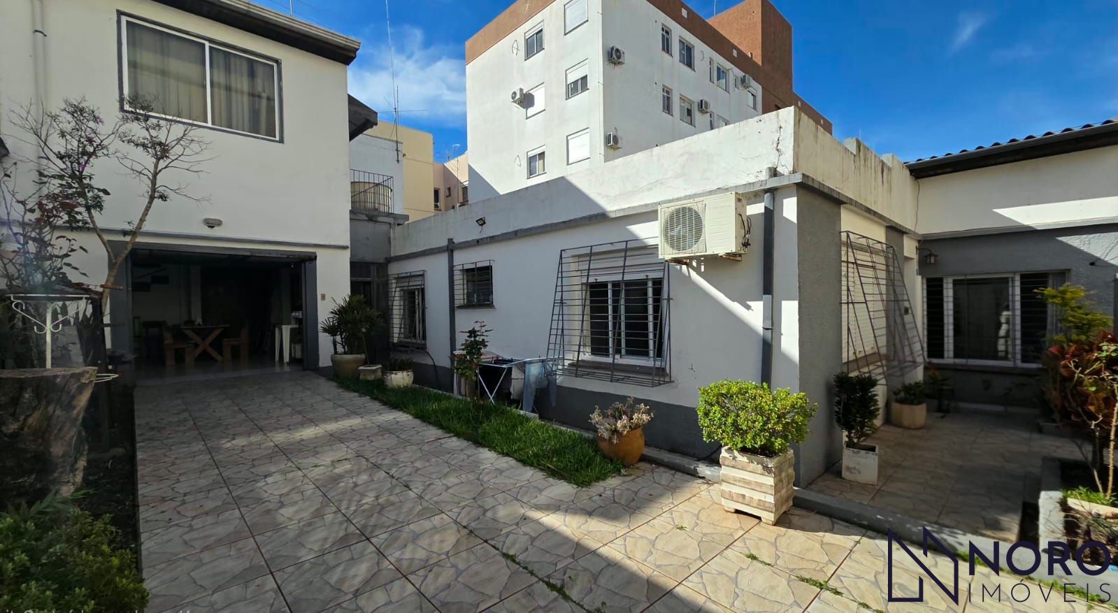 Casa com 3 Dormitórios, Espaço Independente e Garagem à Venda em Região Central