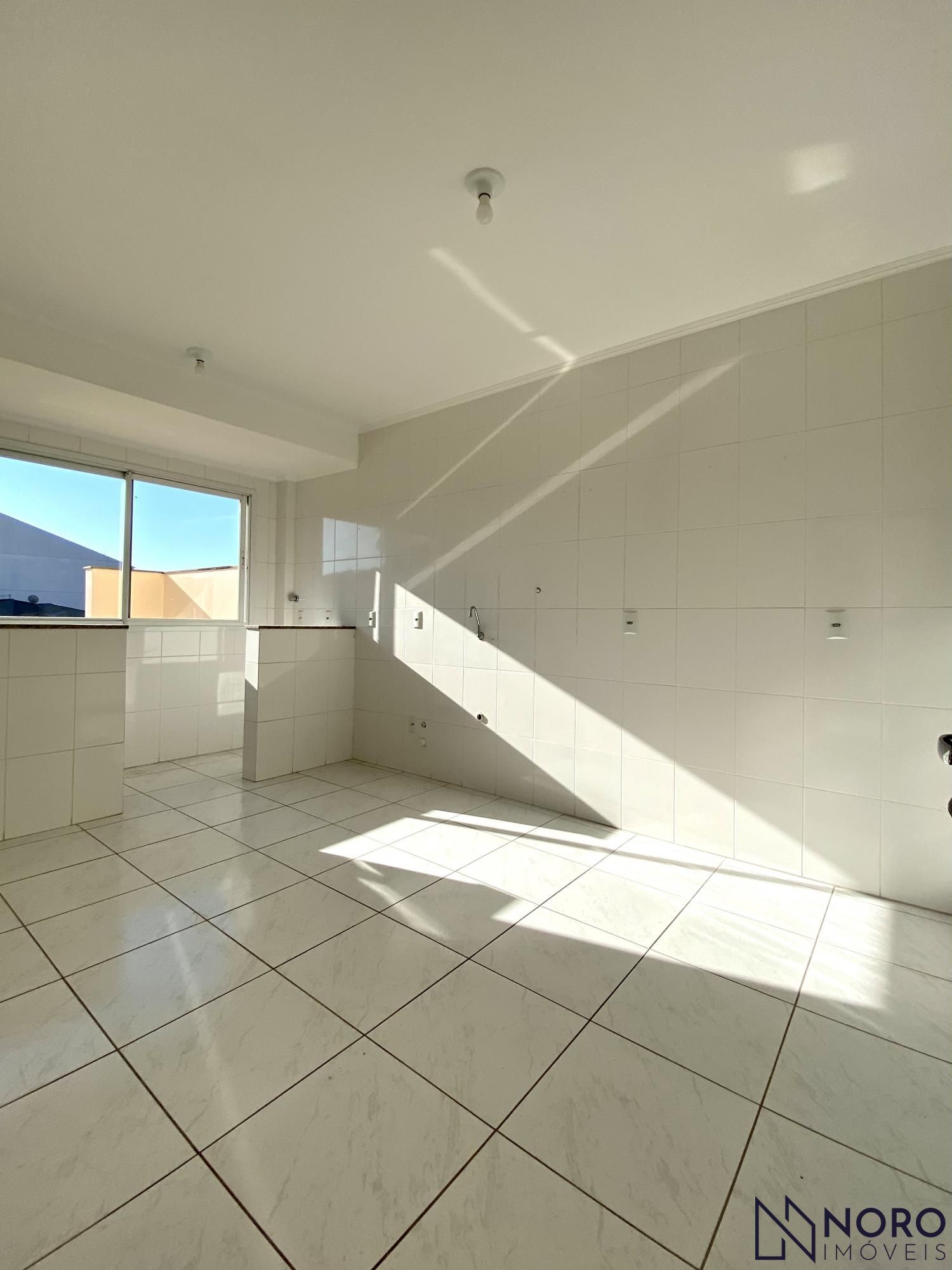 Apartamento 02 dormitórios, com garagem e um amplo terraço.