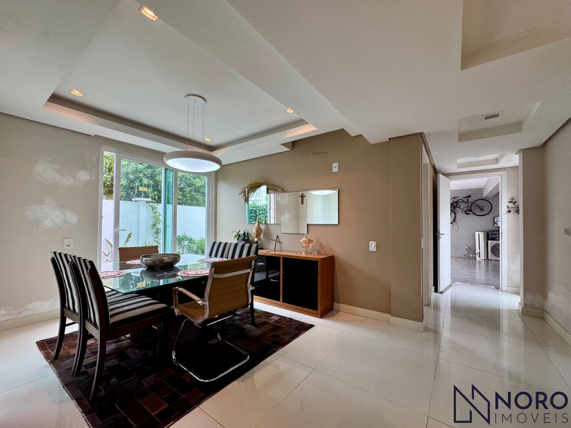 Casa de esquina no Bairro Noal com 3 suítes, 290 m² e área gourmet com piscina!