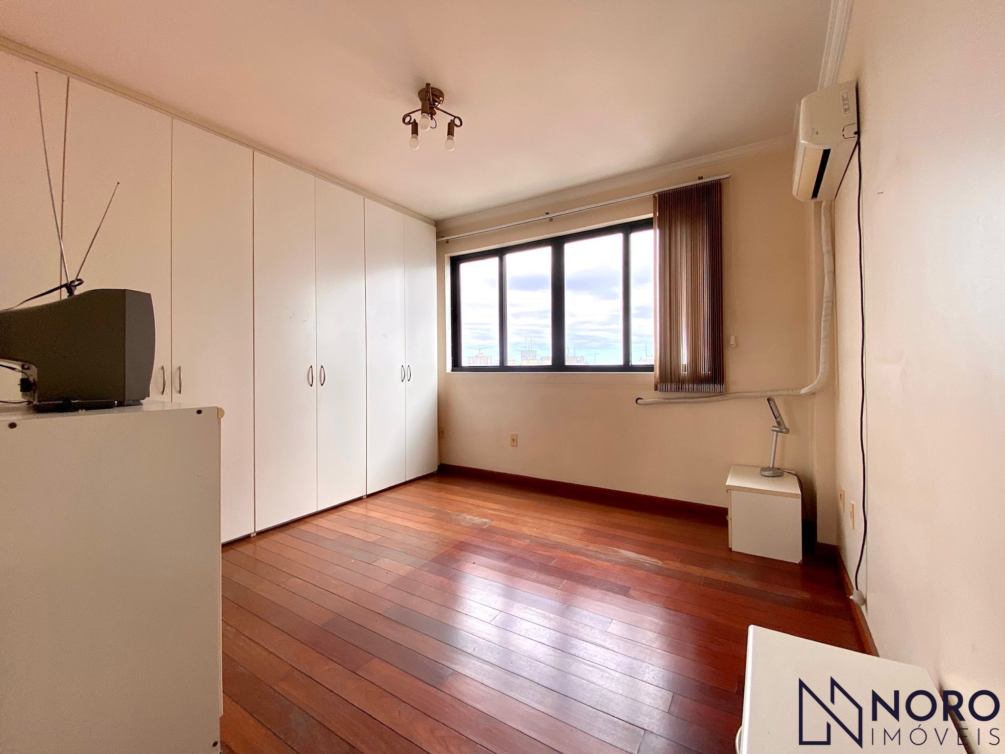 Apartamento Central frente 3 dormitorios suíte sacada próximo Hospital HC bus UF