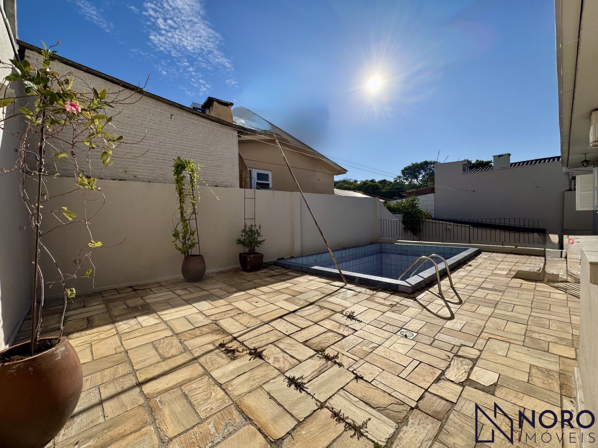 Casa espaçosa com 3 dormitórios, 1 suíte, piscina para locação no João Goulart