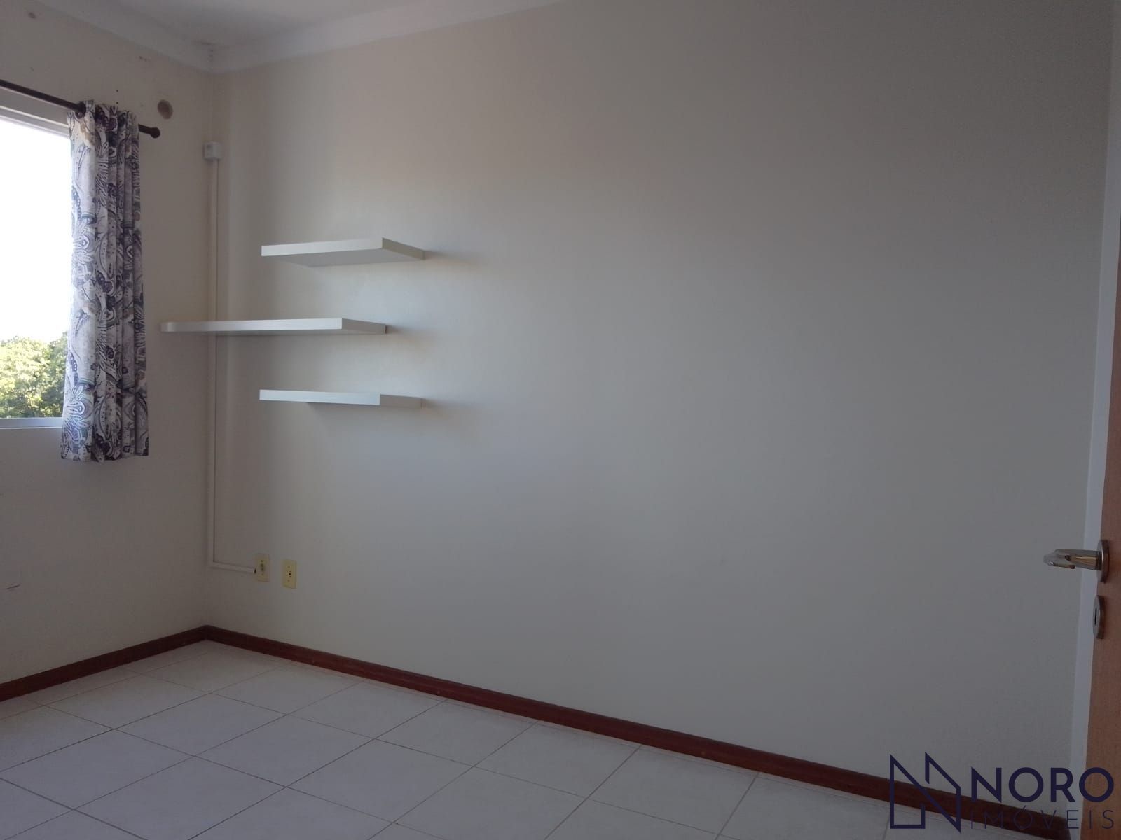 Apartamento 2 dormitórios, 1 suite, com box de garagem no bairro Tancredo Neves