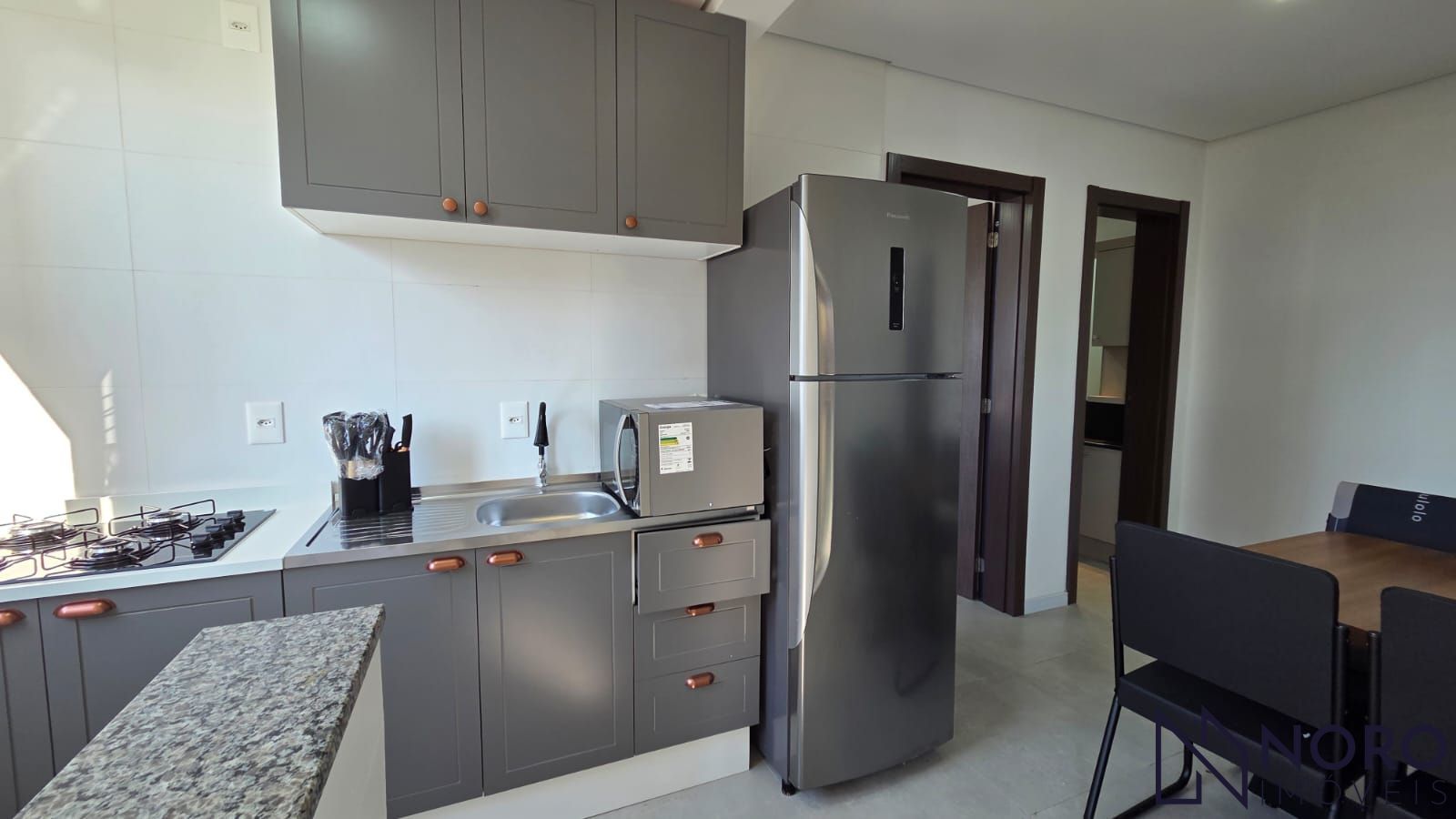 Apartamento 1 Dormitório, sacada com churrasqueira e garagem coberta.