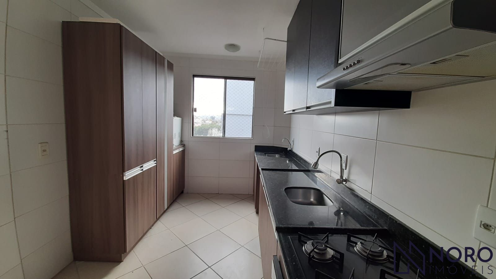 Apartamento Semi Mobiliado com 2 Dormitórios, Suíte, Churrasqueira e Garagem