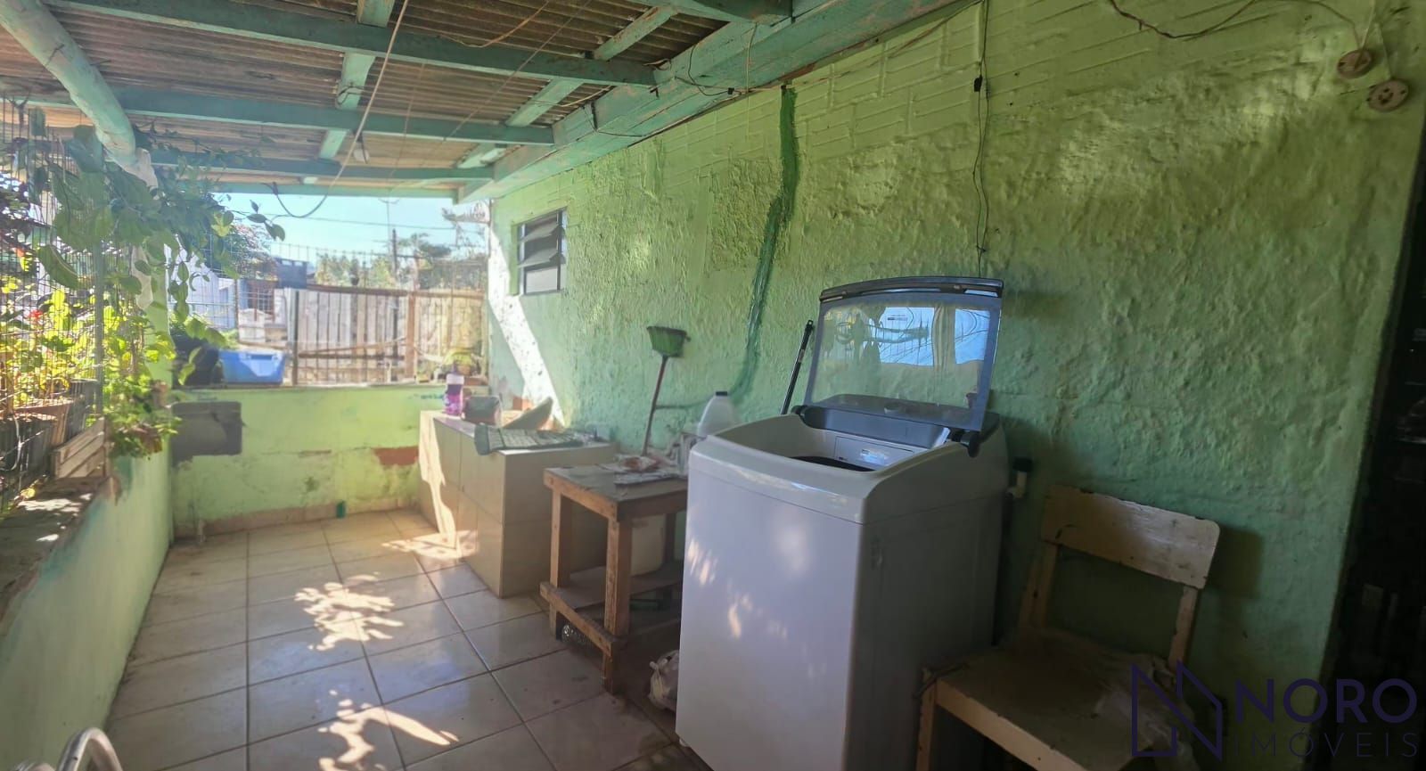 Terreno de Esquina com 422 m² e Casa para Reforma à Venda em Camobi Excelente