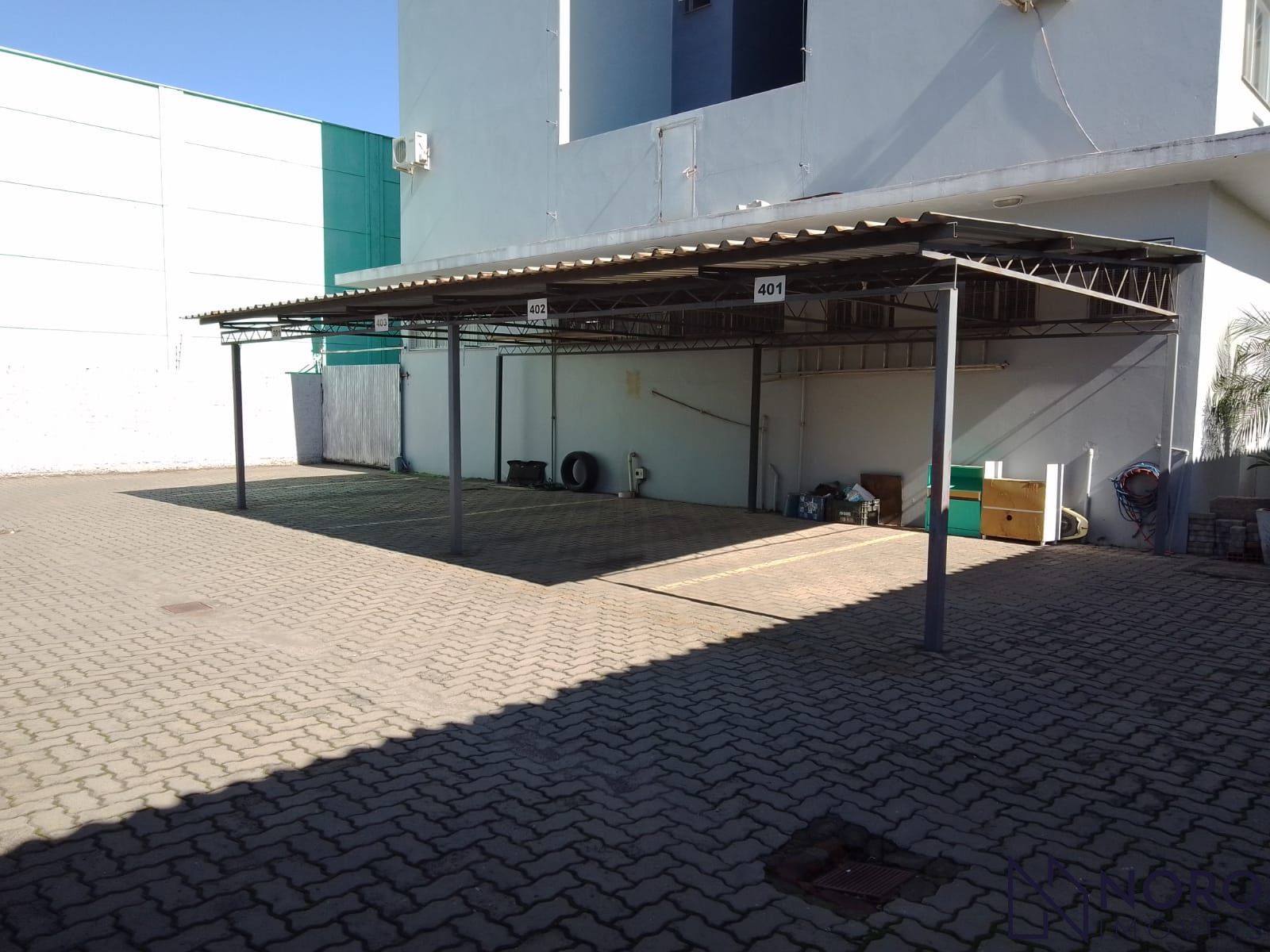 Apartamento 2 dormitórios, 1 suite, com box de garagem no bairro Tancredo Neves