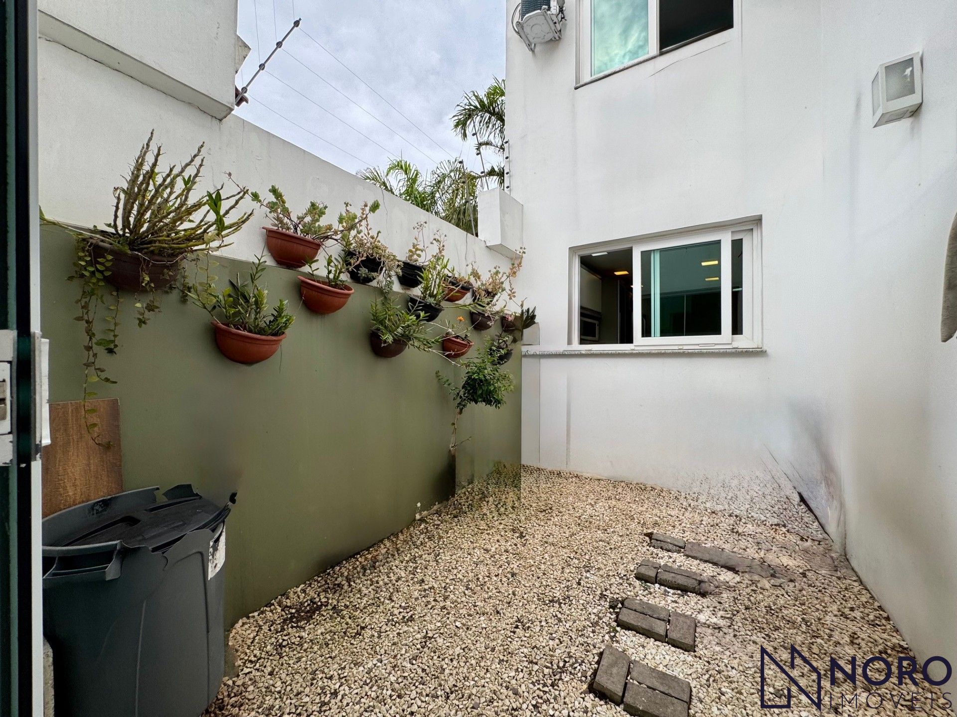 Casa de esquina no Bairro Noal com 3 suítes, 290 m² e área gourmet com piscina!