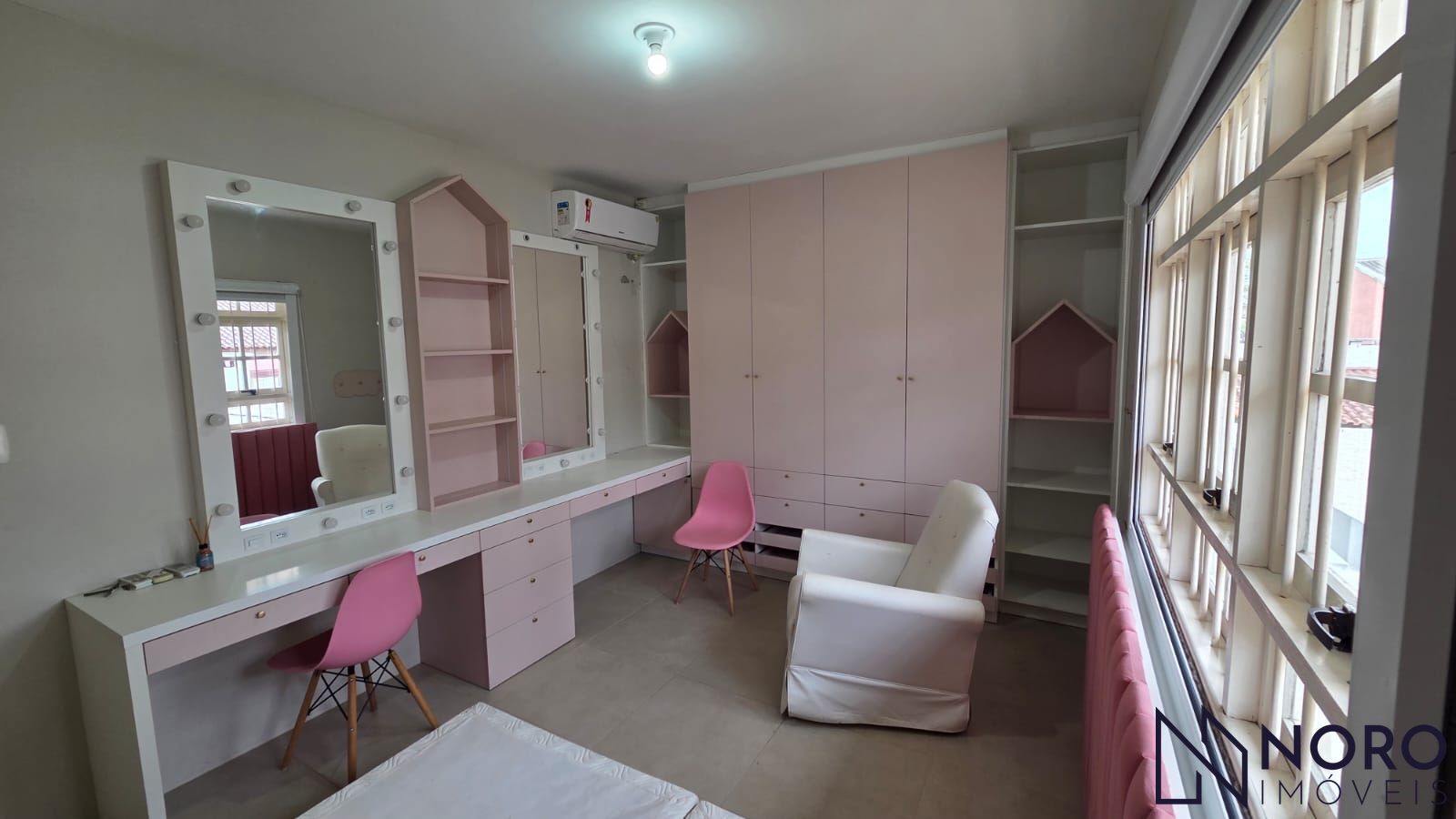 Casa com 3 dormitórios, suíte com closet e hidromassagem e 2 vagas na Madre Paul